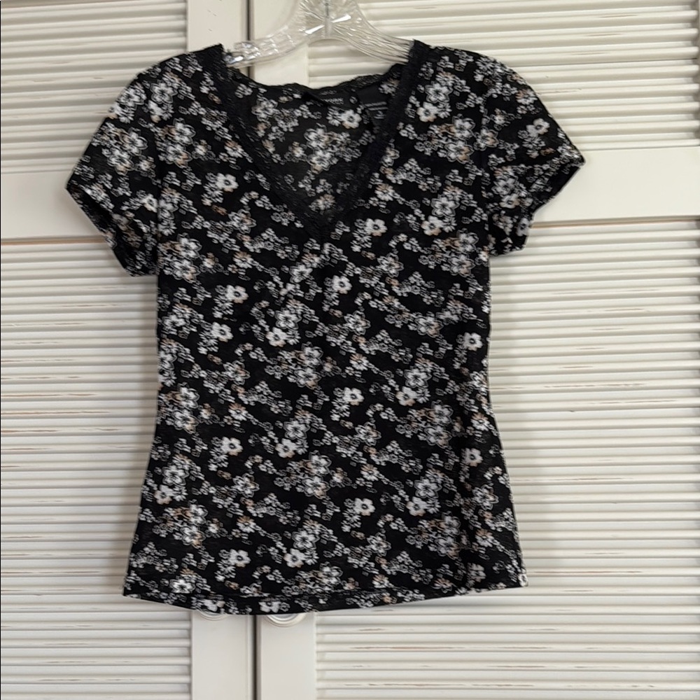 NEW YORK & COMPANY Lacey V Neck Floral Top